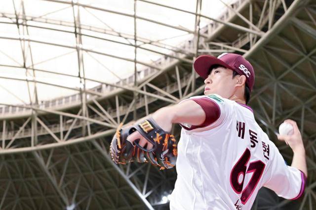 배동현이 22일 서울 고척스카이돔에서 한국일보와 인터뷰를 앞두고 포즈를 취하고 있다. 민경석 기자