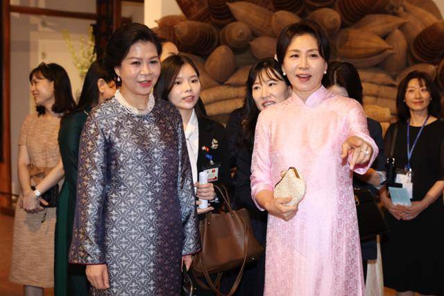 이재명 대통령의 베트남 국빈 방문을 동행 중인 김혜경 여사가 23일 하노이 민족학 박물관에서 열린 정상 배우자 간 친교행사에서 또 럼 베트남 공산당 서기장 겸 국가주석의 부인 응오 프엉 리 여사와 작품을 관람하고 있다. 김 여사가 입고 있는 옷은 리 여사가 선물한 베트남 전통의상인 '아오자이'다. 하노이=왕태석 선임기자