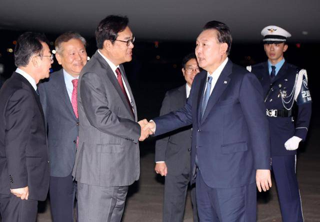 2024년 11월 APEC 정상회의와 G20 정상회의 일정을 마친 윤석열 당시 대통령이 성남 서울공항을 통해 귀국해 공군 1호기에서 내려 환영 나온 정진석 비서실장과 악수하고 있다. 성남=왕태석 선임기자