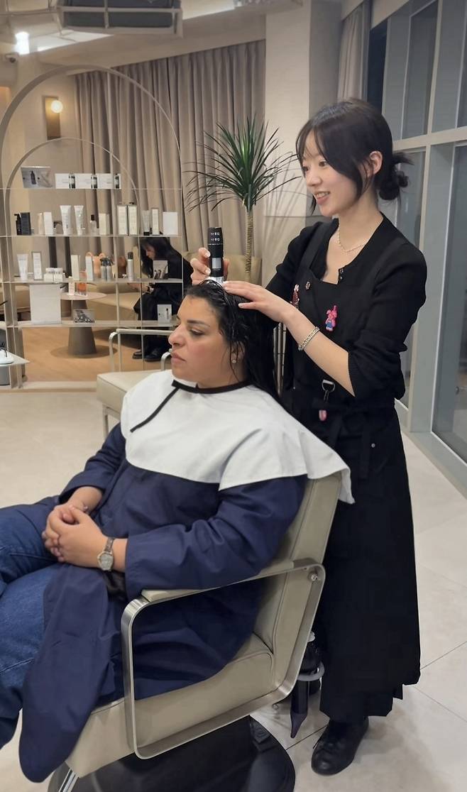 서울을 방문한 외국인 관광객이 두피 관리를 받고 있다. 준오헤어 제공