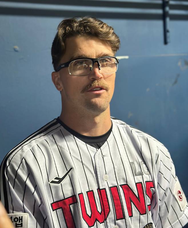 웰스가 22일 잠실 한화전 종료 후 취재진과 인터뷰를 하고 있다. 잠실=이형석 기자&nbsp;