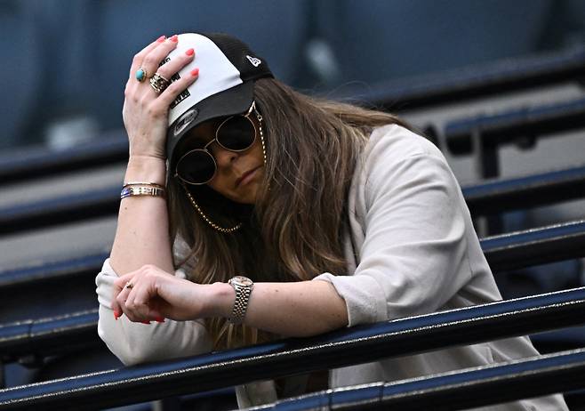 절망한 토트넘 팬의 모습. 사진=로이터 연합뉴스