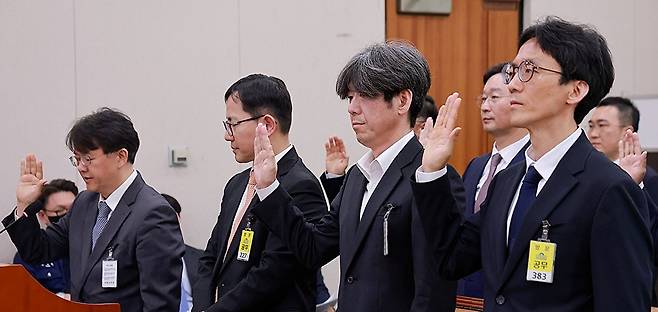 지난 16일 국회 윤석열 정권 정치검찰 조작기소 의혹 사건 진상규명 국정조사특별위원회 제8차 전체회의에서 열린 대장동·김용 전 민주연구원 부원장·위례신도시 조작기소 의혹 사건 청문회에서 대장동 민간업자 남욱(오른쪽 두번째), 김태훈 대전고검장(왼쪽) 등 증인들이 선서하고 있다. 2026.4.16 [사진=연합뉴스]