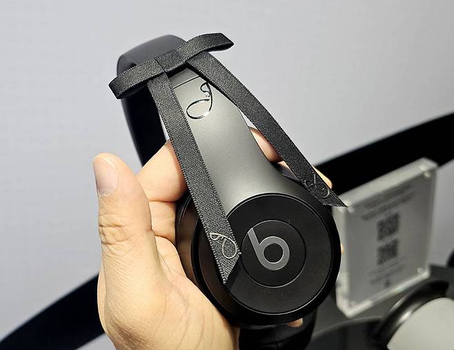 오닉스 블랙 컬러, 그리고 제니의 '블랙 리본'이 확실히 눈에 띈다 / 출처=IT동아