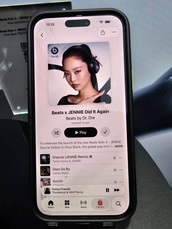 제니가 직접 큐레이션한 플레이 리스트를 애플 뮤직을 통해 이용할 수 있다 / 출처=IT동아