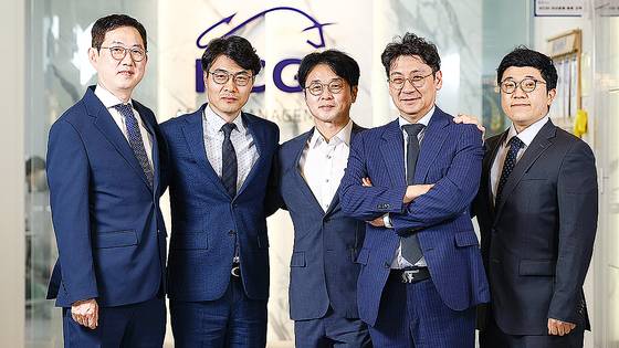 왼쪽부터 KCGI자산운용 한철기 대체투자본부장, 홍사욱 채권운용본부장, 목대균 대표이사, 김홍석 주식운용본부장, 강영수 글로벌운용본부장. 김종호 기자