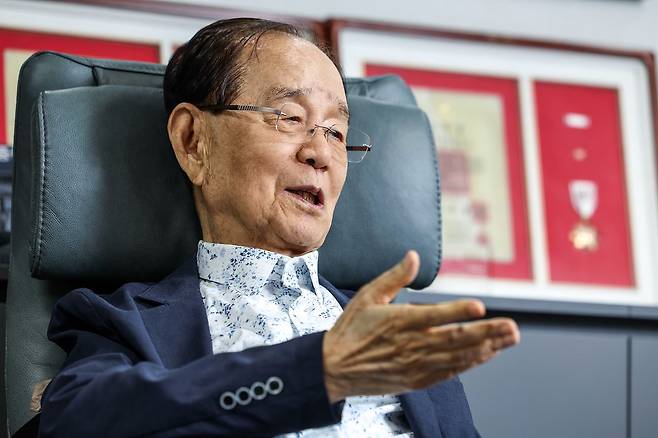 심상기 서울미디어그룹 회장이 14일 오후 서울 용산 사옥에서 중앙일보와 인터뷰하고 있다. 김성룡 기자.