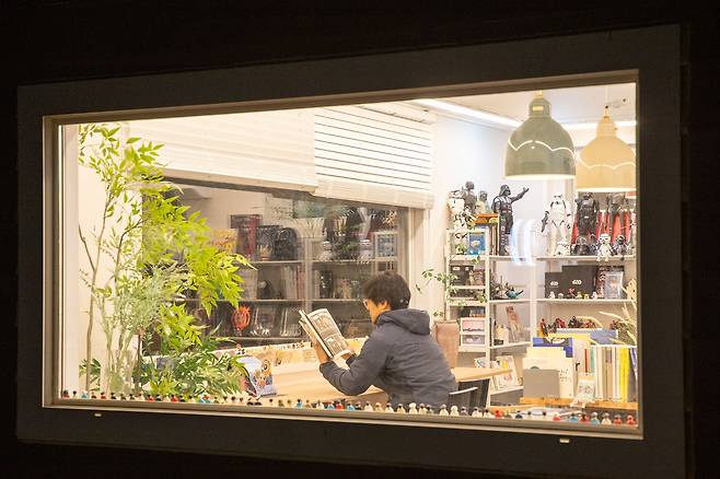 지난해 10월 전북 고창 대산면에 6개 독립서점이 모인 고창서점마을이 문을 열었다. '북 스테이'를 신청하면 자유롭게 서점을 드나들며 밤새 책을 볼 수 있다. 사진은 그래픽 노블 전문 서점, 넘버나인.