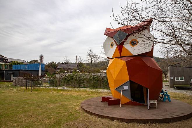 책마을해리 운동장에는 부엉이 모양의 목조 도서관도 있다. 생태·환경 관련 도서가 꽂혀 있다.
