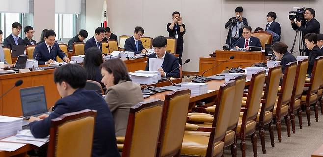 국회 국토교통위원회 국토법안소위원회 위원장인 국민의힘 이종욱 위원장이 22일 국회에서 열린 소위원회 개회를 알리고 있다. 연합뉴스