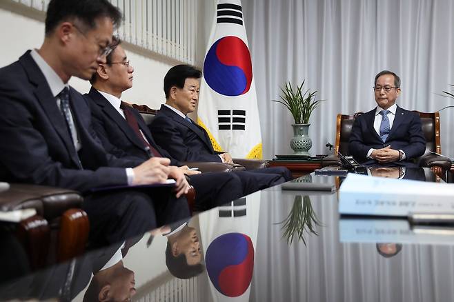 정동영 통일부 장관이 23일 서울 종로 수운회관에서 박인준 한국종교인평화회의(KCRP) 대표회장을 예방하고 있다. 연합뉴스