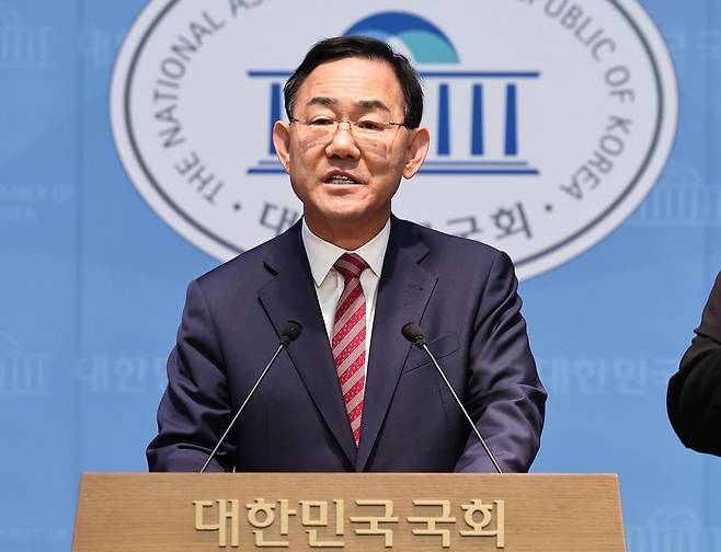 6·3 지방선거 국민의힘 대구시장 경선에서 컷오프(공천 배제)된 주호영 의원이 23일 서울 여의도 국회 소통관에서 불출마 기자회견을 하고 있다.뉴스1
