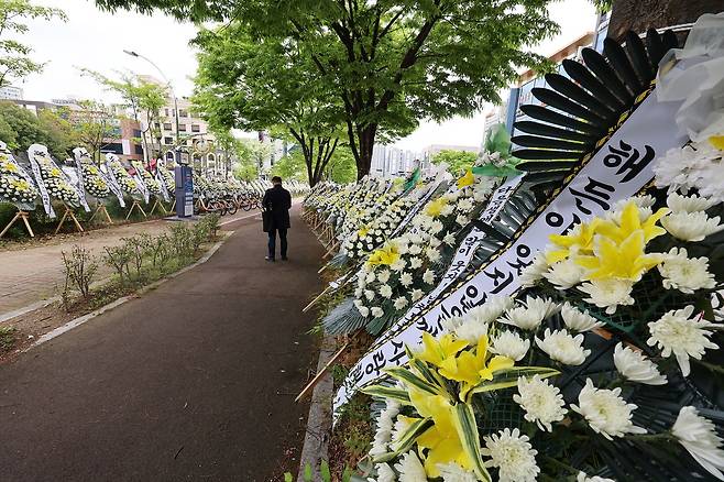 23일 전남 순천시 왕지동 광주지법 순천지원 앞에 친모의 학대로 숨진 생후 4개월 '해든이(가명)'를 추모하는 근조화환이 놓여 있다. 연합뉴스