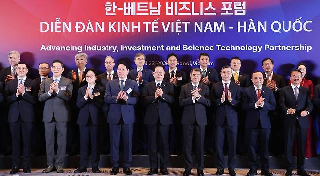 베트남을 국빈방문 중인 이재명 대통령이 23일 하노이 시내 한 호텔에서 열린 한·베트남 비즈니스 포럼 사전 간담회에서 레 민 흥 총리 및 한-베트남 기업인들과 기념촬영을 하고 있다. 전민규 기자