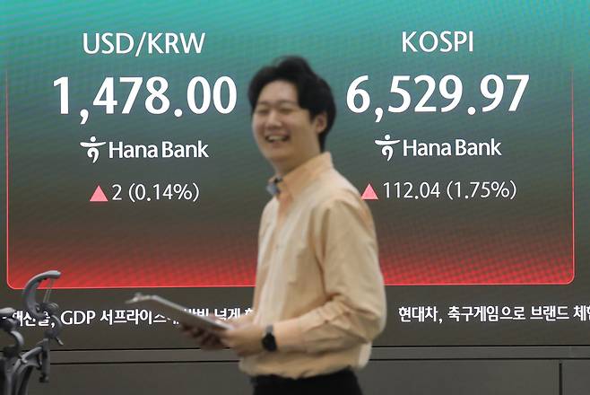 ▲ 코스피가 장중 6500을 돌파한 23일 서울 중구 하나은행 딜링룸에서 직원들이 업무를 보고 있다. 연합뉴스