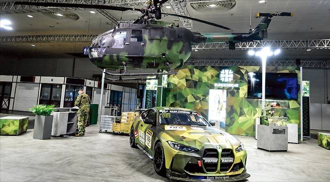 < BMW, 군용차로 ‘재무장’ > 최근 독일 자동차 기업들의 방위산업 제조 확대 기조에 따라 군사박람회에서 관련 제품 전시가 부쩍 늘었다. 오는 24일까지 독일 하노버에서 열리는 세계 최대 산업박람회 ‘하노버 메세 2026’ 독일 육군 부스에 BMW M4 모델을 개조한 군용 차량이 전시돼 있다.  /로이터연합뉴스