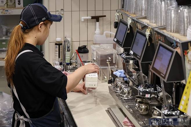 한 커피 프랜차이즈에서 직원이 커피를 만들고 있다. 사진=임형택 기자