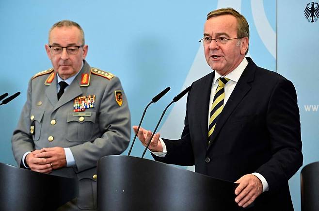 4월 22일 베를린 국방부에서 보리스 피스토리우스 독일 국방장관(오른쪽)과 카르스텐 브로이어 독일 연방군(Bundeswehr) 총감찰관이 연방군의 현황에 관한 기자회견을 열고 있다.AFP연합뉴스
