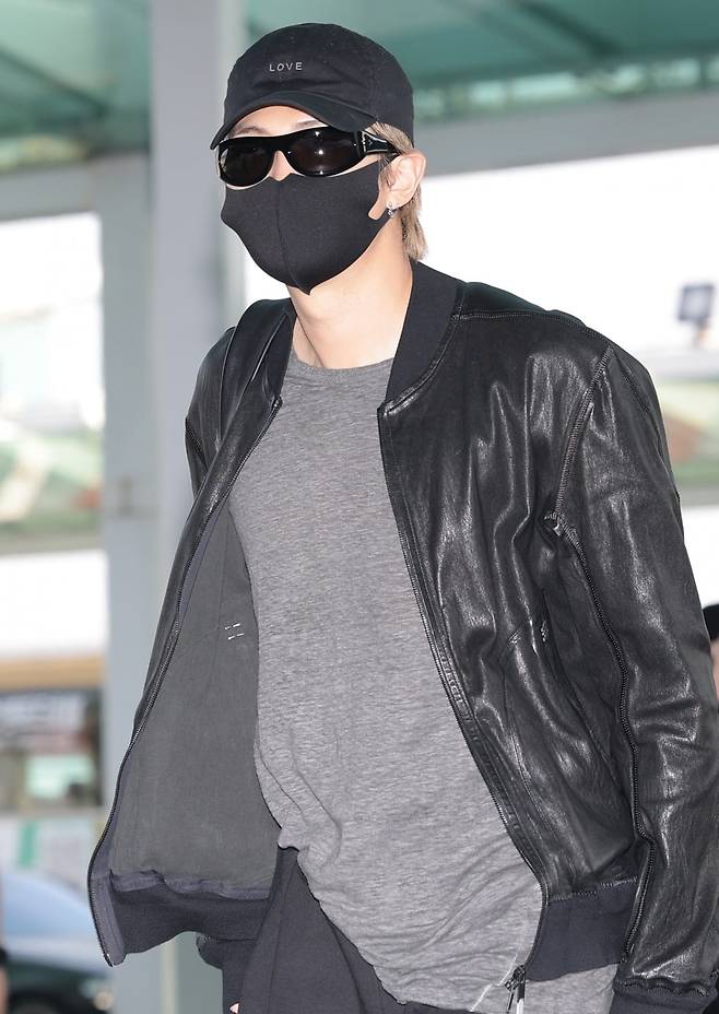 방탄소년단(BTS) RM이 22일 해외 일정을 위해 인천공항을 통해 미국 애틀란타로 출국하고 있다. 사진=뉴스1