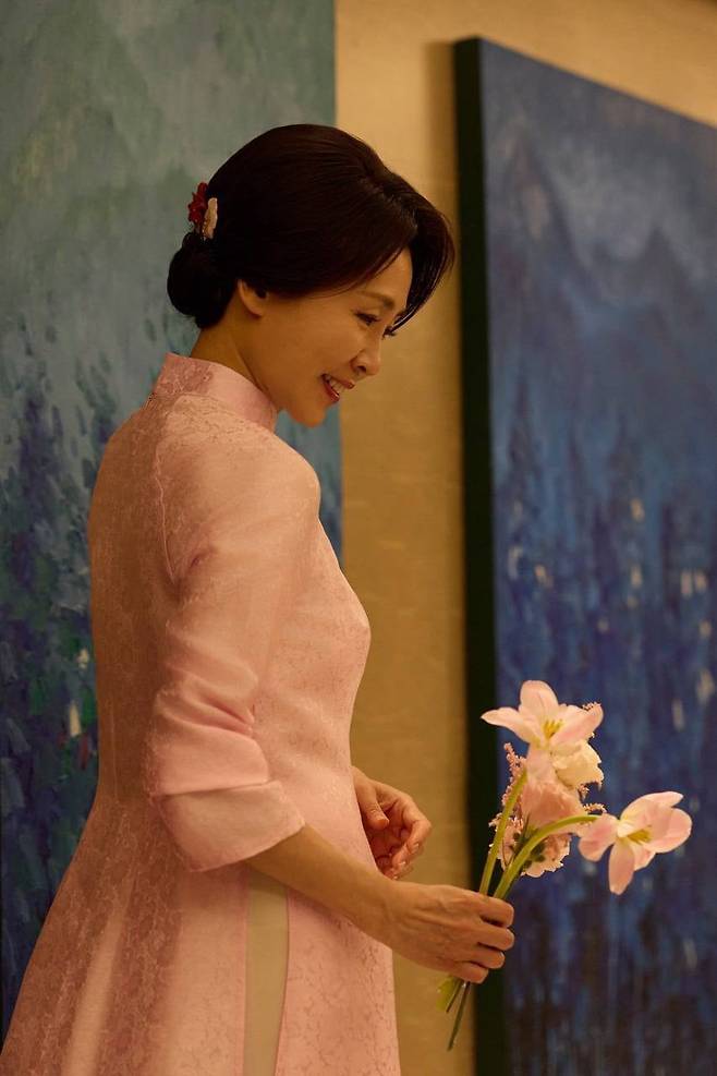 청와대는 23일 SNS에 김혜경 여사가 또 럼 베트남 공산당 서기장 겸 국가주석의 부인 응오 프엉 리 여사로부터 선물 받은 베트남 전통의상인 아오자이를 착용한 모습을  공개했다. / 사진=이재명 대통령 SNS