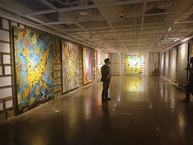 서울 세종문화회관 미술관에서 열리고 있는 '박신양의 전시쑈: 제4의 벽'. 민음사 제공