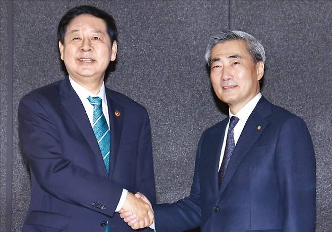 < 구윤철·신현송 초고속 회동 > 신현송 한국은행 총재(오른쪽)가 취임 이틀 만인 23일 구윤철 부총리 겸 재정경제부 장관을 ﻿만났다. 신 총재는 “성장과 물가가 상충하는 상황에서 (통화·재정) 정책이 조화롭게 이뤄져야 한다”﻿고 말했다. 구 부총리도 “﻿수시로 만나 소통하자”고 화답했다. /김범준 기자