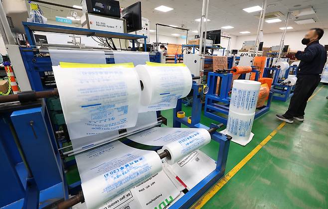 중동 전쟁 장기화로 나프타 등 원료 수급에 어려움을 겪고 있는 가운데 지난 3일 인천 서구 장애인 직업재활시설 종량제 봉투 제조 공장에서 종량제 봉투가 생산되고 있다. 연합뉴스