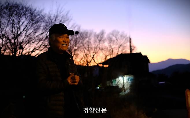 백무산 시인은 “문학의 시선이 소수자를 향해야 한다”고 말한다. “문학 정신은 제도권 밖에 있어야 한다”고 했다. 사진은 지난 12월 20일 인터뷰 장소인울산 울주군 두동면 책방카페이자 문화공간 바이허니 주변에서 촬영했다. 김종목 기자