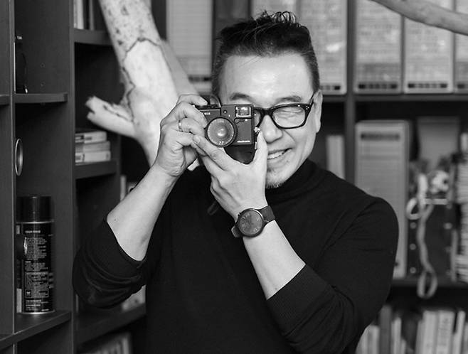 특유의 사람 좋은 미소와 함께 카메라 렌즈를 통해 세상을 바라보는 대한민국 1세대 로케이션 매니저이자 한양사이버대학교 디자인대학원 김태영 동문.