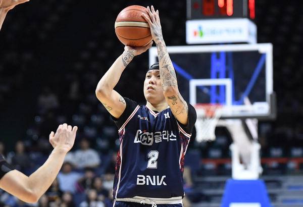 부산 KCC 최준용이 지난 17일 부산 사직실내체육관에서 열린 6강 플레이오프 3차전에서 슛을 시도하고 있다.   KBL 제공