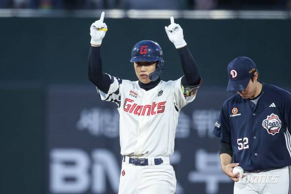 롯데 자이언츠 전민재가 23일 부산 사직야구장에서 열린 2026 신한 SOL KBO 정규시즌 두산 베어스와의 홈 경기에서 안타를 기록한 뒤 세리머니하고 있다. 롯데자이언츠 제공