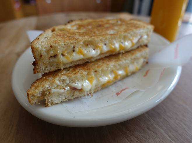 The grilled cheese sandwich menu at 604seoul, a brunch cafe in Mangwon [LIM JEONG-WON]