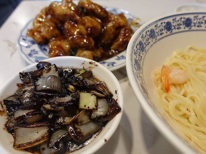 The jjajangmyeon (black bean noodles) and tangsuyuk (deep-fried pork in sweet-and-sour sauce) menu items at Gangdongwon, a Chinese restaurant in Mangwon [LIM JEONG-WON]