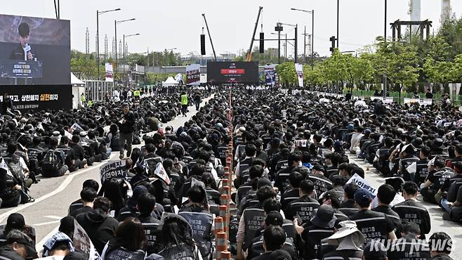 삼성전자 임금교섭 공동투쟁본부는 23일 경기 평택 고덕 삼성전자캠퍼스 앞에서 투쟁 결의대회를 열었다. 남동균 인턴기자