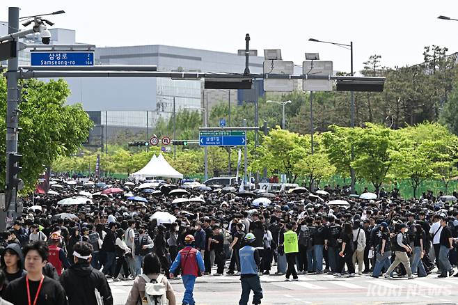 삼성전자 임금교섭 공동투쟁본부는 23일 경기 평택 고덕 삼성전자캠퍼스 앞에서 투쟁 결의대회를 열었다. 이날 오후 12시경 집회 장소 초입은 인산인해를 이뤘다. 남동균 인턴기자