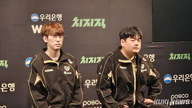 ‘듀로’ 주민규(왼쪽)와 유상욱 감독이 23일 오후 7시 서울 종로구 LCK 아레나에서 열린 DN 수퍼스와의 2026 LoL 챔피언스 코리아(LCK) 정규 시즌 1라운드 경기가 끝난 뒤 기자회견을 진행하고 있다. 송한석 기자