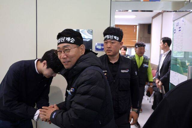 민주노총 공공운수노조 화물연대본부 조합원들이 22일 경남 진주시 고용노동부 진주지청에서 이민재 BGF로지스 대표와의 교섭 상견례를 마치고 나오고 있다. 아래쪽 사진은 상견례 후 지청을 빠져나오며 기자들 질문을 받는 이 대표. 연합뉴스