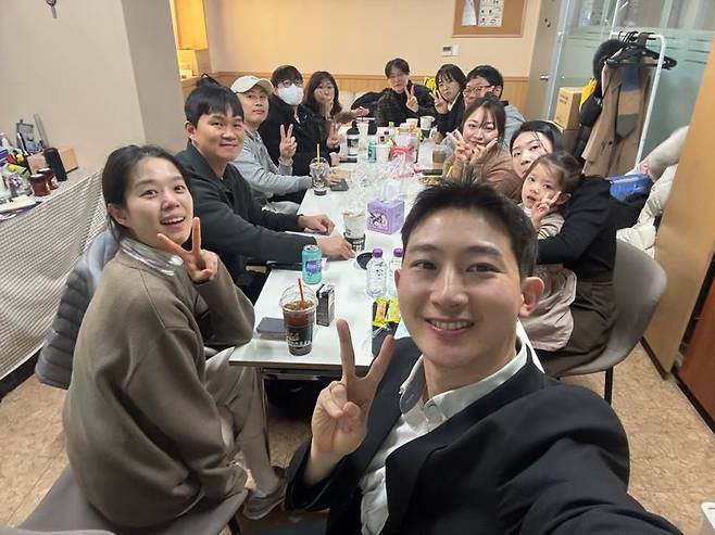 순복음강남교회 청년부 담당 김재덕(맨 앞) 목사가 교회 청년들과 함께 모임을 가진 후 사진을 찍고 있다.