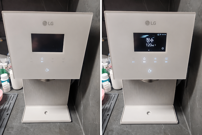 정수기를 사용하지 않으면 왼쪽과 같이 절전 모드로 전환되고, 사용하면 오른쪽처럼 터치 디스플레이가 활성화된다.[전종헌 기자]