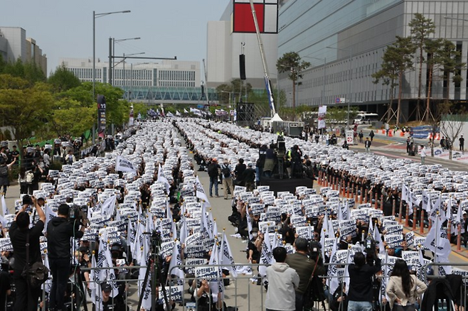 23일 경기 평택시 삼성전자 평택캠퍼스 앞에서 열린 삼성전자 노동조합 공동투쟁본부의 ‘투명하게 바꾸고, 상한폐지 실현하자-4/23 투쟁 결의대회’에서 조합원들이 구호를 외치고 있다. [연합뉴스]