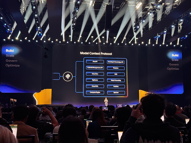 토마스 쿠리안 구글 클라우드 최고경영자(CEO)가 22일(현지시간) 미국 라스베이거스에서 열린 구글 클라우드 넥스트에서 기조강연을 하고 있다. [사진=구글]