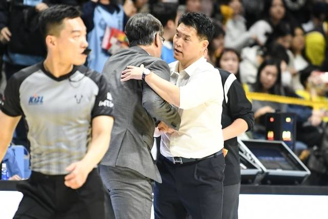 조상현 감독은 “지난 시즌 우승을 통해 얻은 가장 큰 성과가 바로 여유다. 우리 선수들이 승부처를 이겨내는 것을 겁내지 않고 있어 그 부분은 좋다. 다만 올 시즌은 또 다르다. 우리 선수들이 지난 우승에 만족하지 않고 전보다 더 절실하게, 간절하게 뛰어주기를 바란다. 전체적인 준비는 해줄 수 있다. 그러나 승리하는 건 코트 위에 선 선수들이다. 적당히, 대충해서는 우리가 원하는 결과를 얻을 수 없다. 소노의 기세도 대단히 좋다. 물이 오른 것 같다. 그렇기에 더 철저히 준비할 것이다”라고 전했다. 사진=KBL 제공