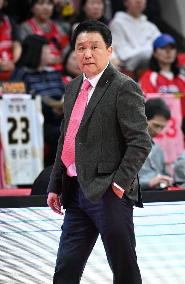 유도훈 감독도 지금의 KCC가 어떤 전력을 보유하고 있는지, 어떤 힘을 가지고 있는지 정확히 알고 있다. 그러나 업셋에 대한 두려움은 없었다. 오히려 미소를 보이며 다가올 4강 시리즈에 대한 기대감을 보였다. 유도훈 감독은 MK스포츠와의 전화 인터뷰에서 “우리는 정규리그 종료 후, 3일 정도 휴식을 가졌다. 그리고 4일 훈련, 1일 휴식을 유지하면서 4강 시리즈를 준비하고 있다”고 이야기했다. 사진=KBL 제공