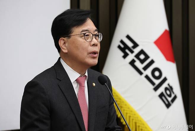 [서울=뉴시스] 김금보 기자 = 송언석 국민의힘 원내대표가 23일 서울 여의도 국회에서 열린 의원총회에서 발언을 하고 있다. 2026.04.23. kgb@newsis.com /사진=김금보