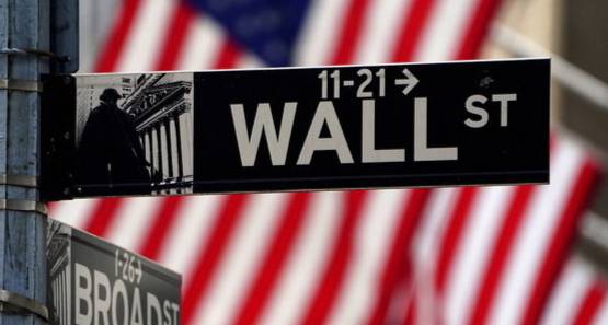 미국 국기와 뉴욕 월가 표지판 /로이터=뉴스1