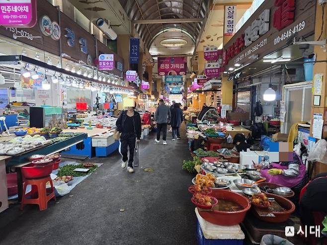 '울산의 강남'으로 불릴 만큼 보수세가 강한 울산 남구 일대에선 김두겸 후보를 지지한다는 의견이 상대적으로 많았다. 사진은 지난 15일 방문한 울산 남구 신정시장. /사진=김성아 기자