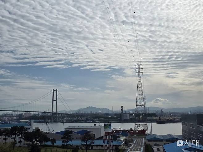 전국에 '파란 바람'이 불고 있다지만, '산업도시' 울산의 바닥 민심은 아직 국민의힘 쪽에 조금 더 기운 모습이었다. 사진은 지난 15일 울산 전경./사진=김성아 기자
