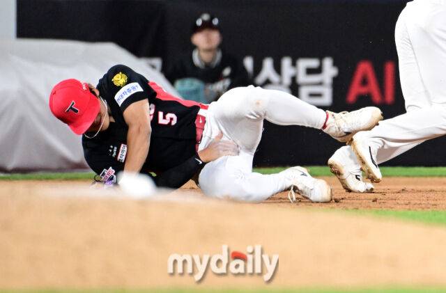 KIA 김도영이 사타구니에 타구를 맞고 쓰러지고 있다 / 수원 = 유진형 기자 zolong@mydaily.co.kr
