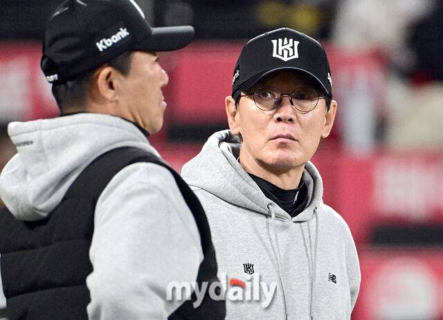 2026년 4월 22일 오후 경기도 수원KT위즈파크에서 열린 '2026 신한 SOL KBO리그' KIA 타이거즈와 KT 위즈의 경기. KT 이강철 감독이 8-3으로 승리한 뒤 기뻐하고 있다./수원 = 유진형 기자