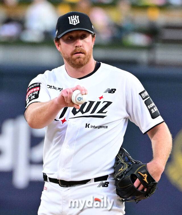 2026년 4월 22일 오후 경기도 수원KT위즈파크에서 열린 '2026 신한 SOL KBO리그' KIA 타이거즈와 KT 위즈의 경기. KT 선발투수 사우어가 투구를 준비하고 있다./수원 = 유진형 기자